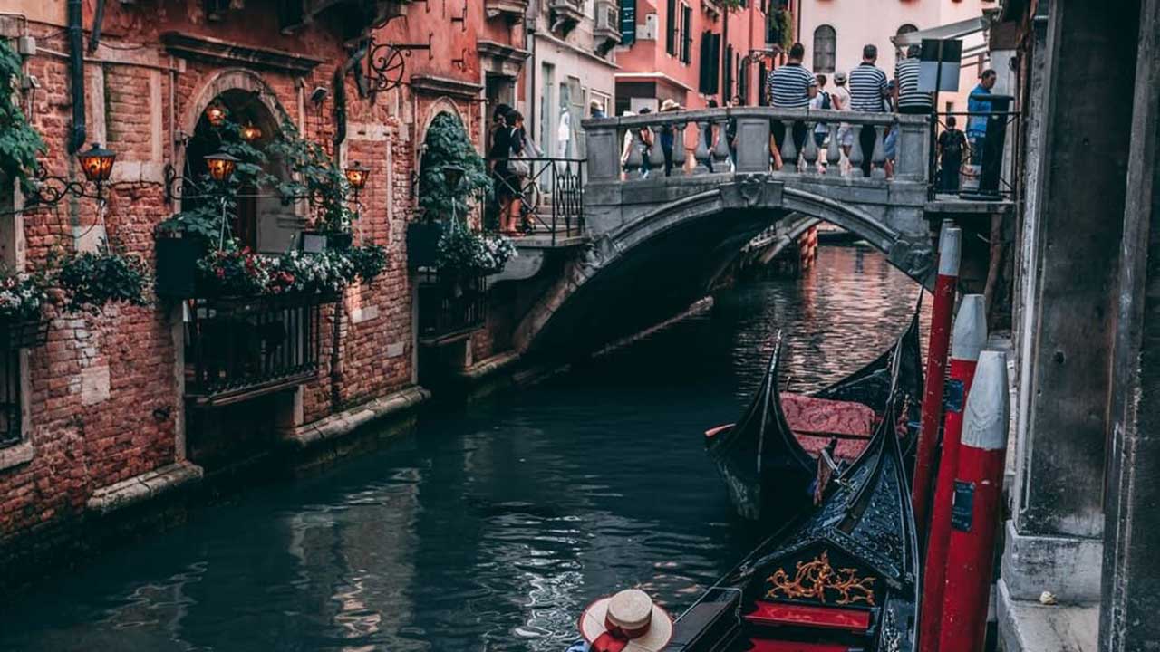 Wisata Eropa Barat - Berkeliling dengan Gondola Venesia