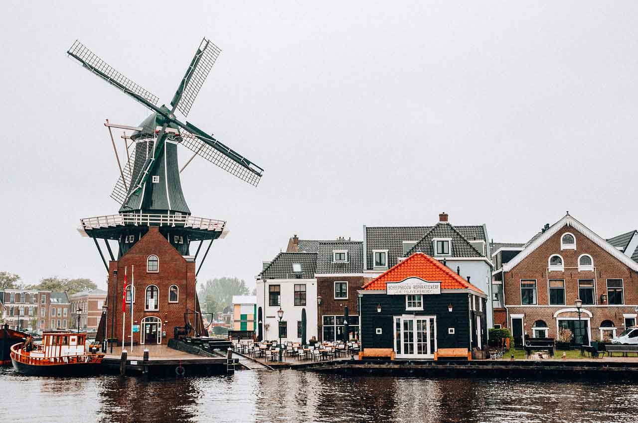 Tempat Wisata Populer di Amsterdam De Gooyer Windmill