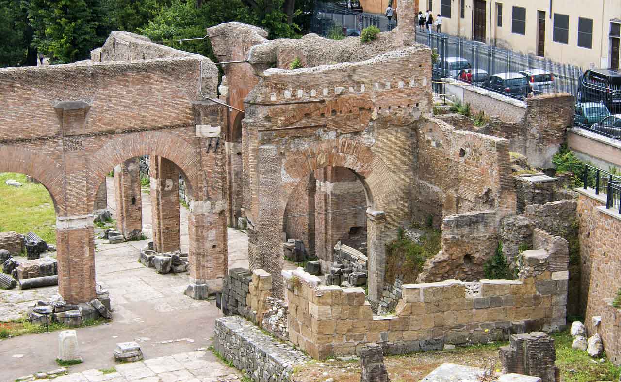 Tempat Wisata Populer di Roma Forum Romawi