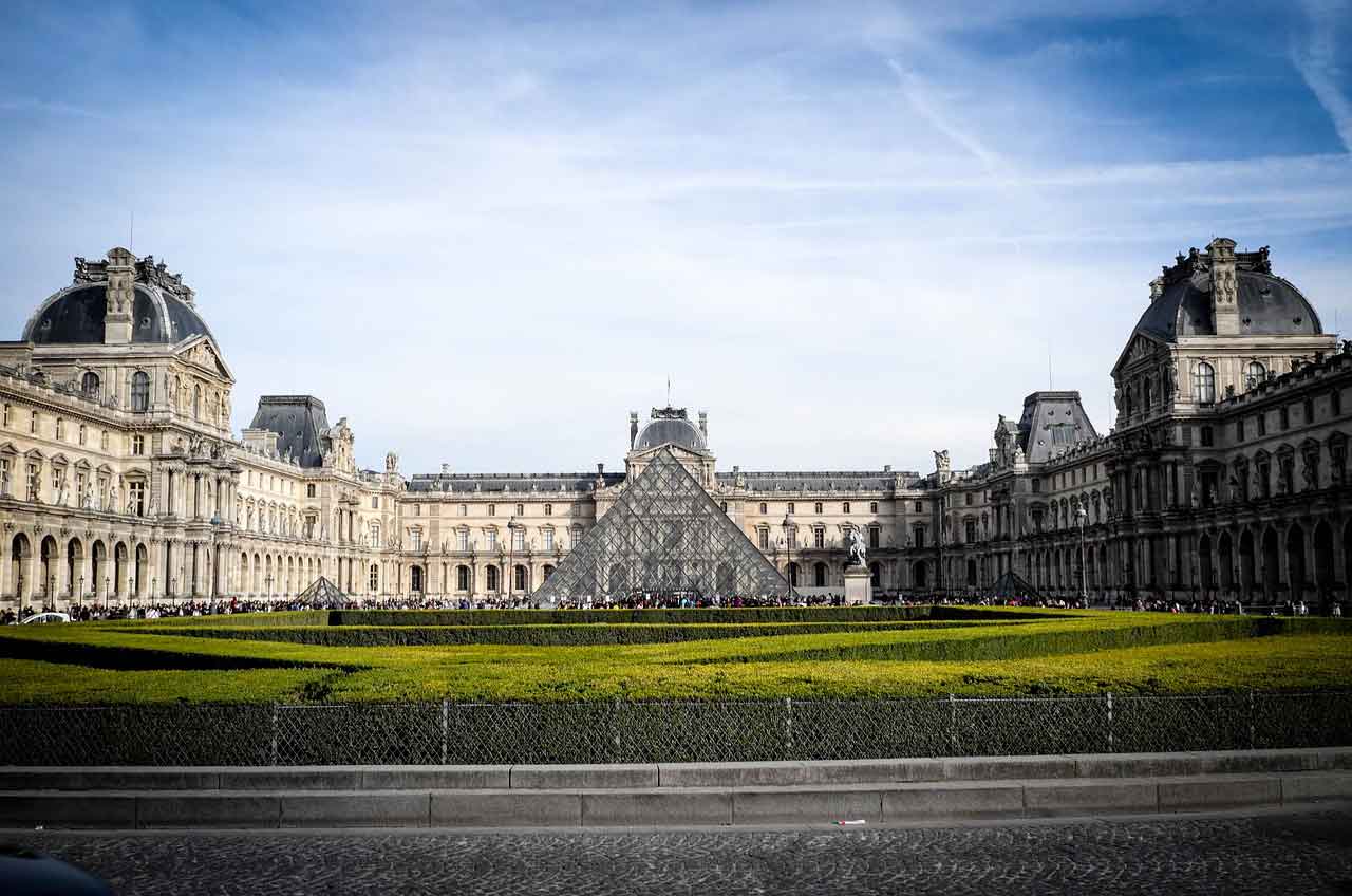 Tempat Wisata Populer di Paris museum louvre