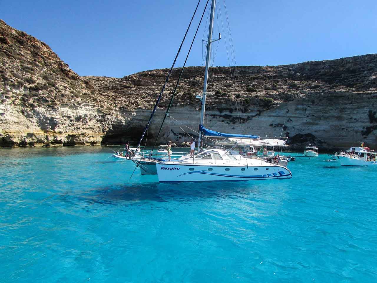 Tempat Wisata Populer di Italia Rabbit Beach Lampedusa