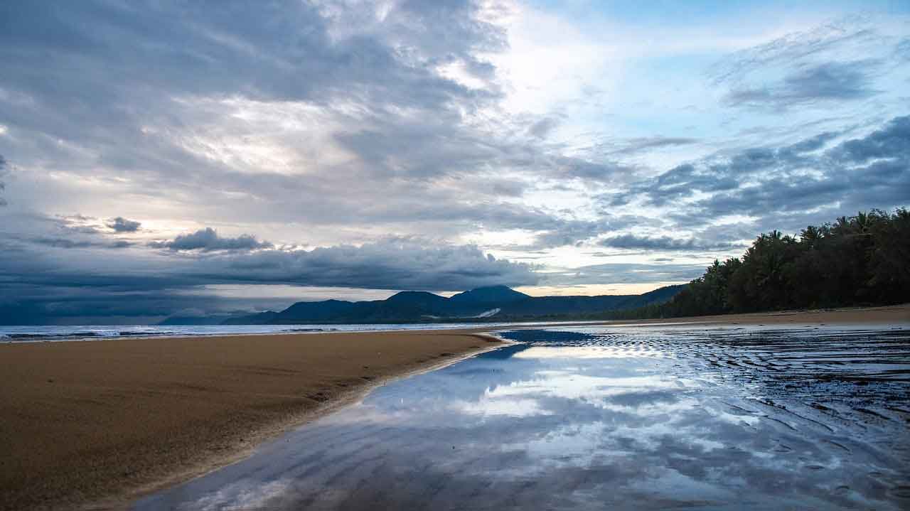 Wisata Pantai Terbaik di Australia Four Mile Beach
