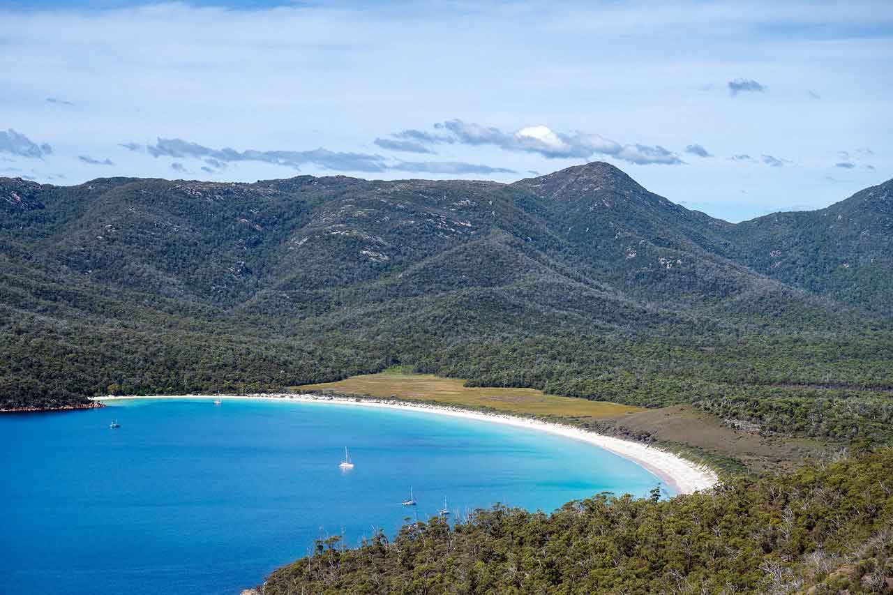 Wisata Pantai Terbaik di Australia Wineglass Bay
