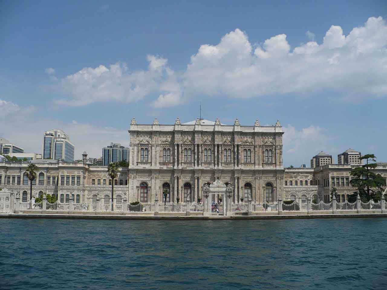 Tempat Bersejarah di Turki Istana Dolmabahce