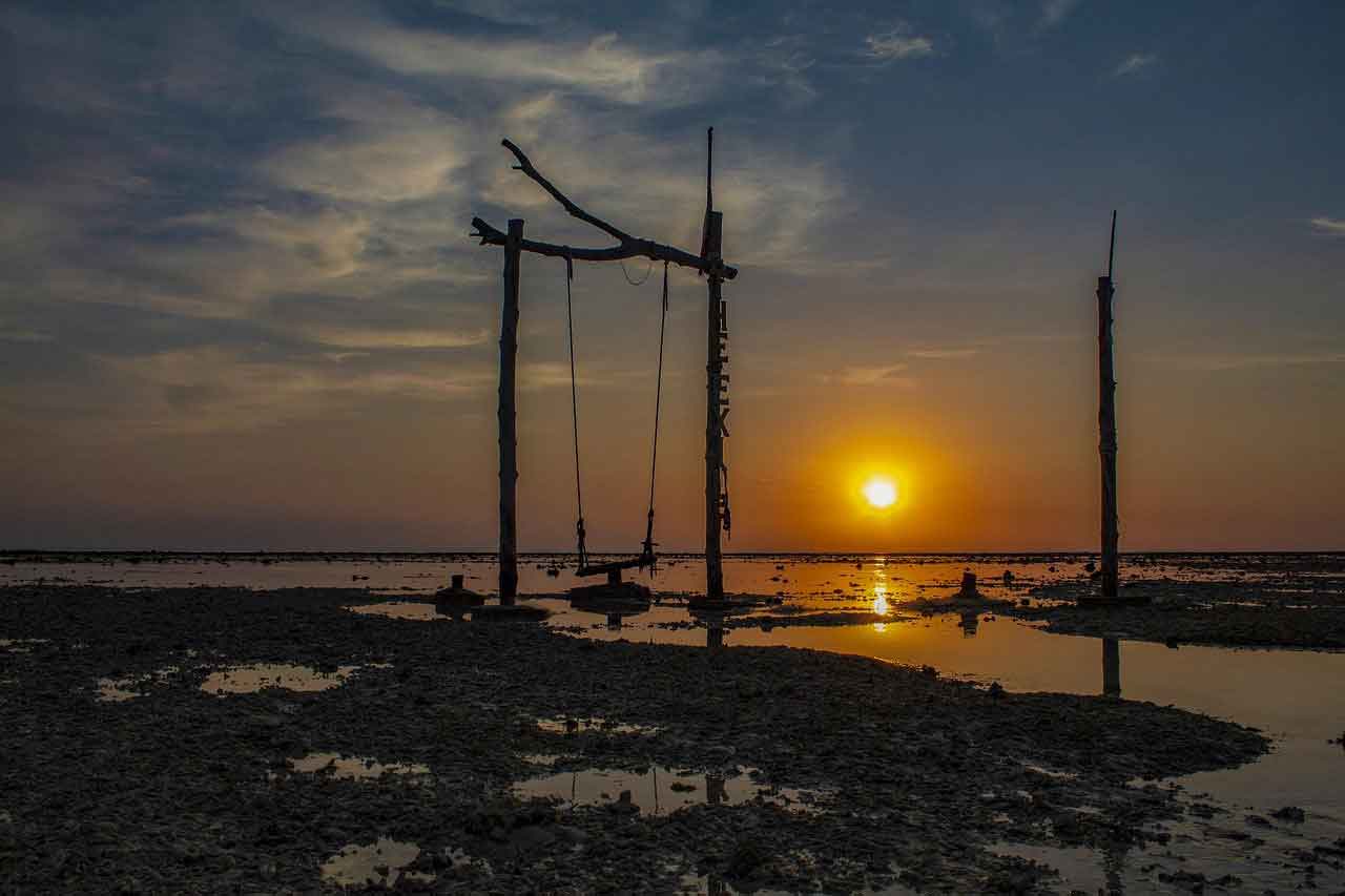 Wisata Halal di Indonesia makam wali nyatok
