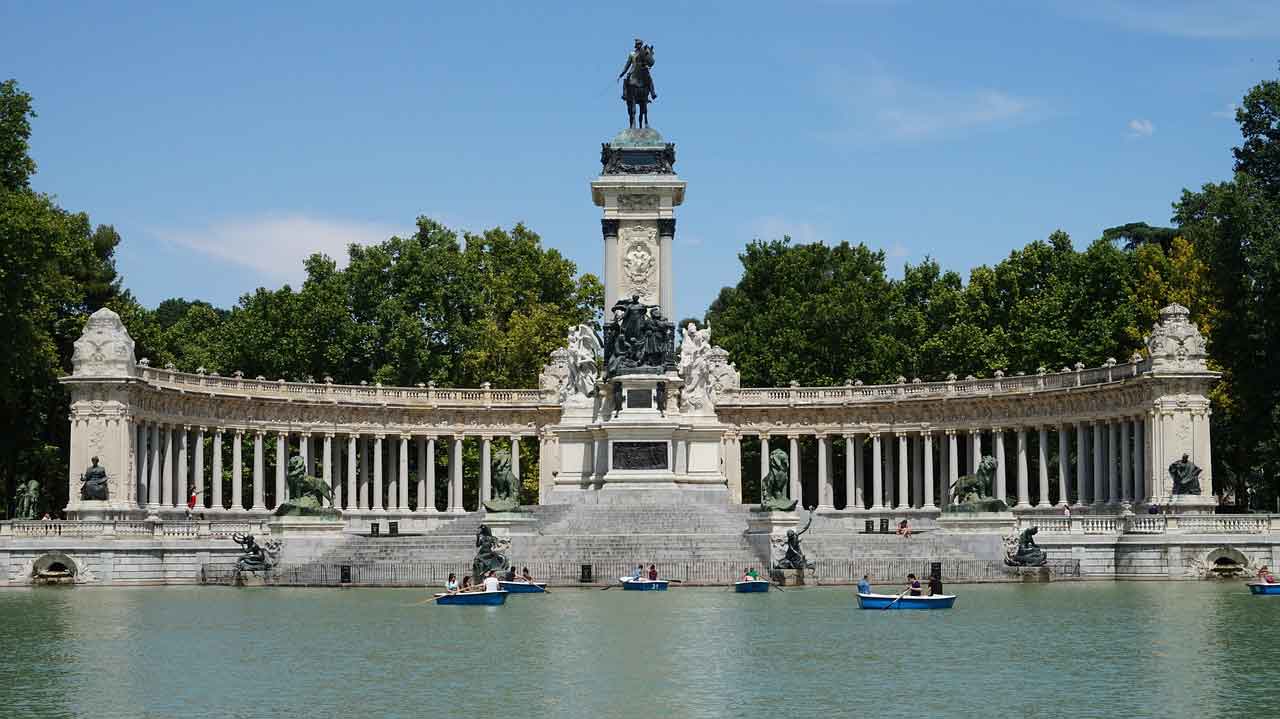 Wisata Halal di Spanyol Retiro park