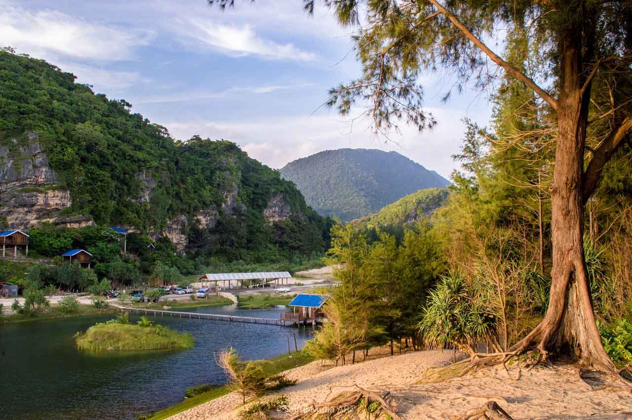 Wisata Halal di Aceh pantai teupin layeu