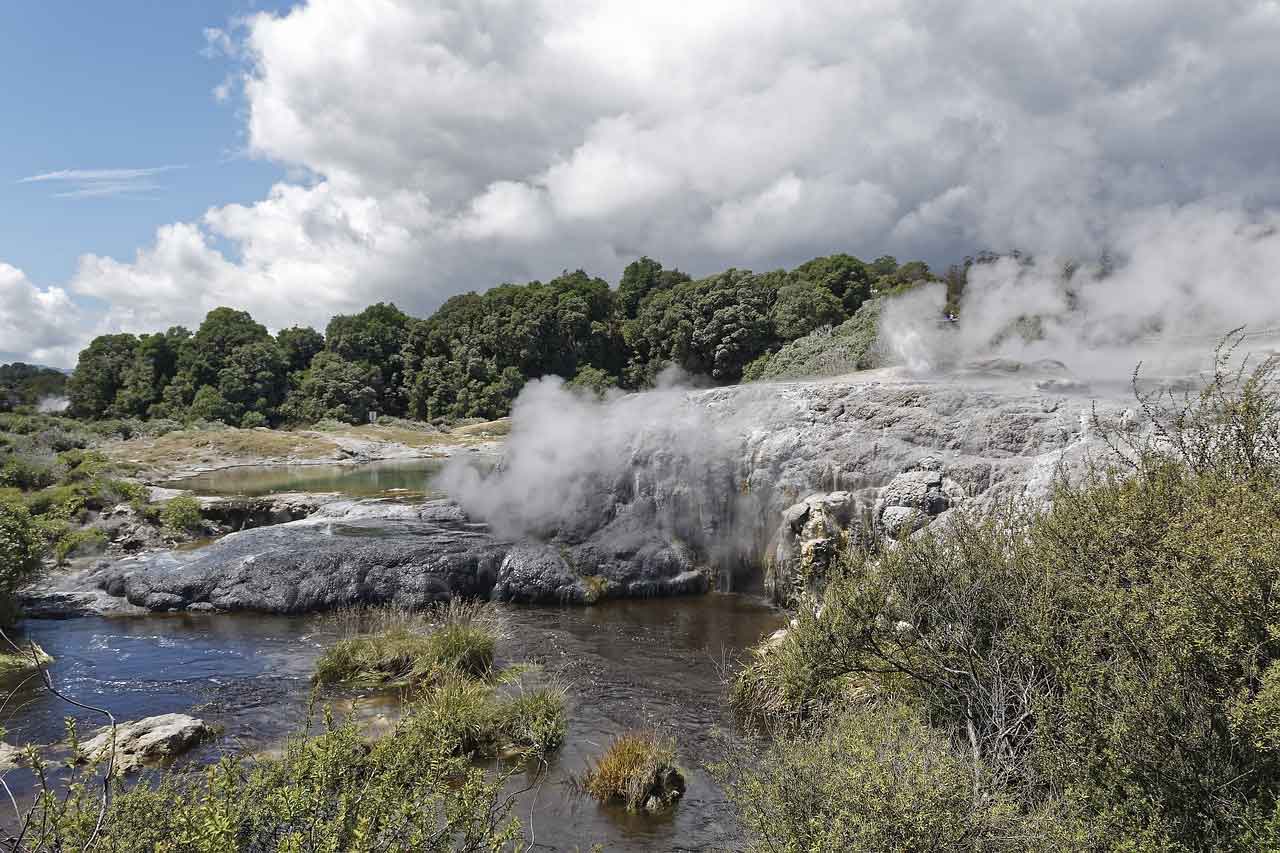 Wisata Halal di Selandia Baru Pohutu Geyser