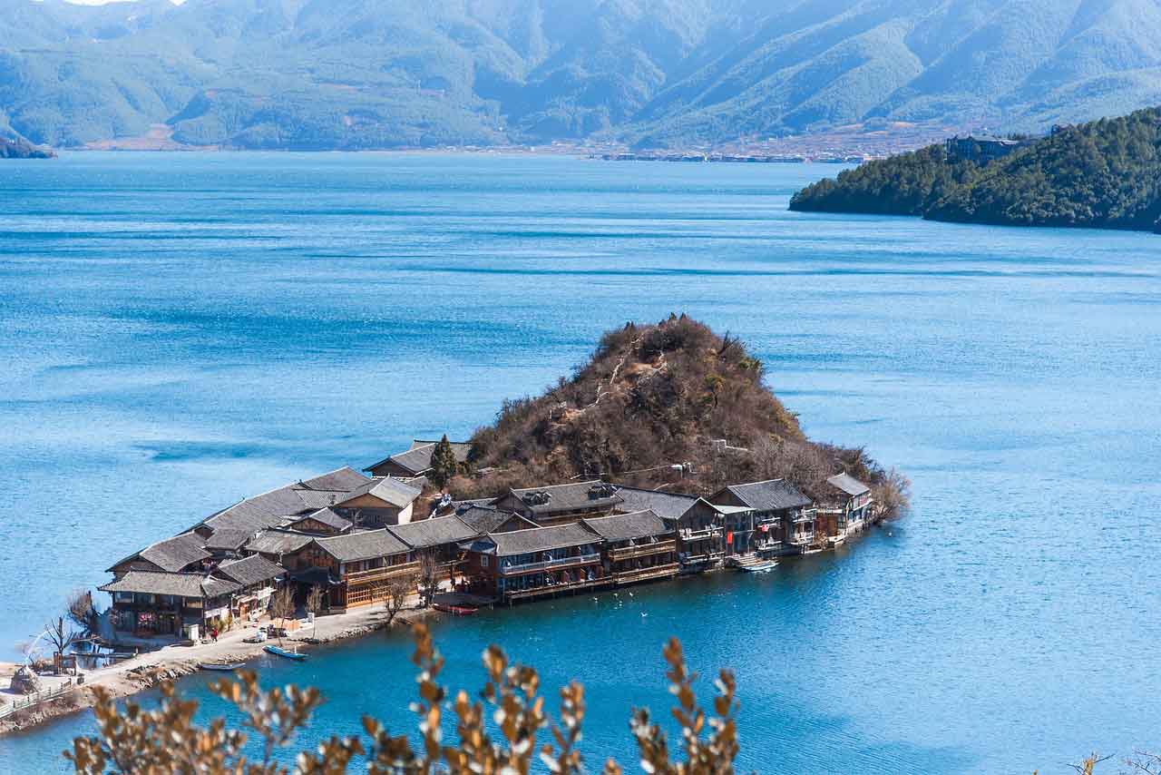 Wisata Religi di Cina Danau Crescent