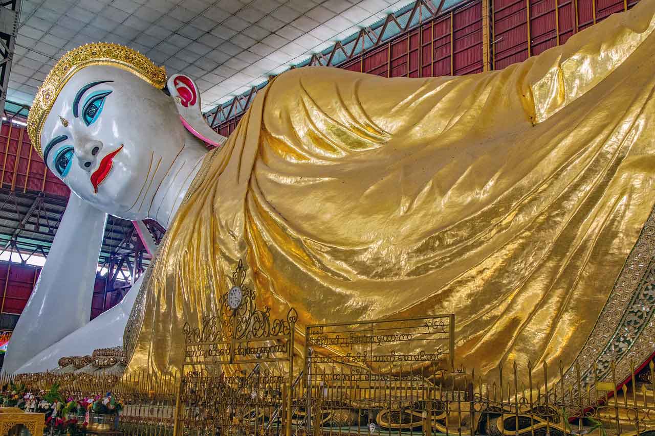 Wisata Religi di Myanmar Chaukhtatgyi Buddha
