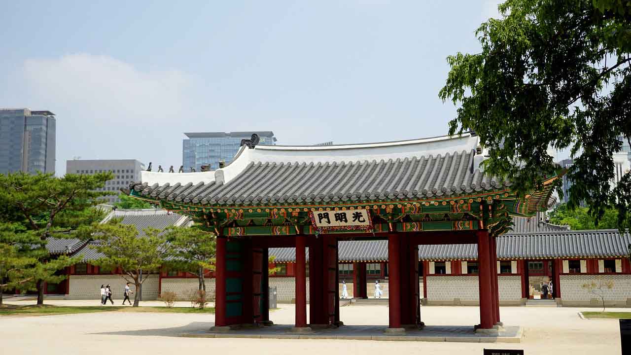 Wisata Religi di Korea Selatan istana deoksugung