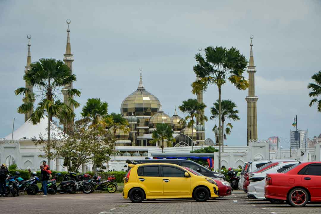Wisata Religi di Malaysia masjid kristal